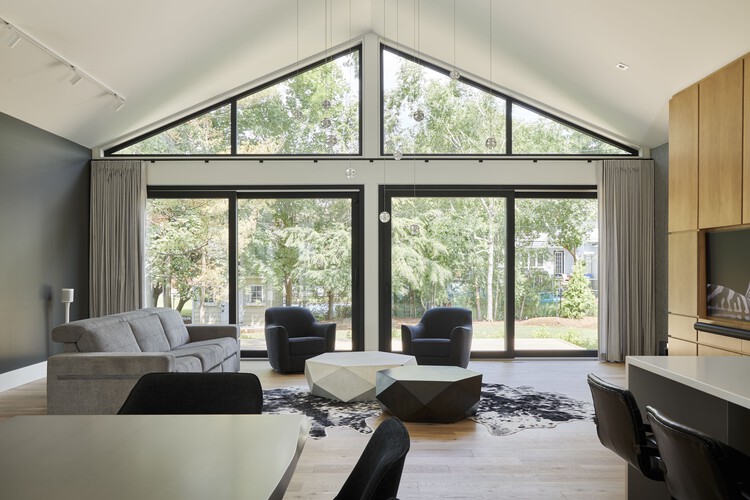 Range Life Home / RELM Builders + PLOTNONPLOT Architecture - Интерьерная фотография, Гостиная, Окна, Стул, Балка