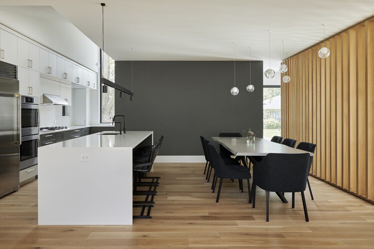 Range Life Home / RELM Builders + PLOTNONPLOT Architecture - Интерьерная фотография, Стол, Стул