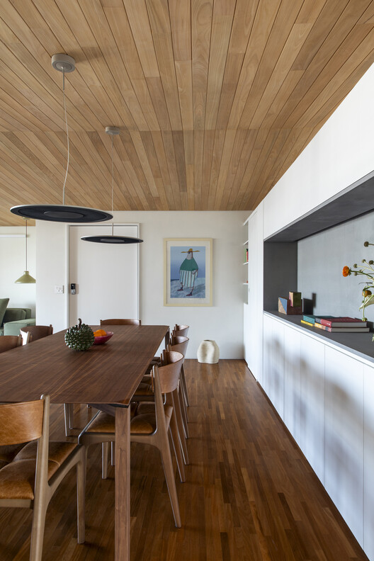 Ariramba Apartment / Estúdio BRA Arquitetura - Интерьерная фотография, Стол, Стул, Балка