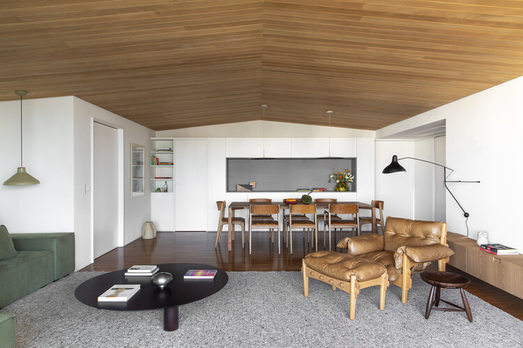 Ariramba Apartment / Estúdio BRA Arquitetura - Интерьерная фотография, Стол, Диван, Стул, Балка