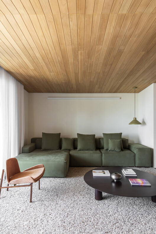 Ariramba Apartment / Estúdio BRA Arquitetura - Интерьерная фотография, Гостиная, Диван