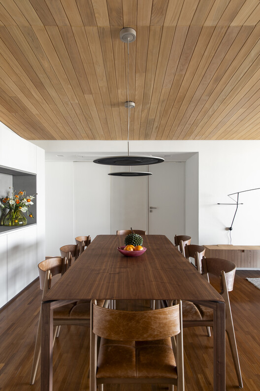 Ariramba Apartment / Estúdio BRA Arquitetura - Интерьерная фотография, Стол, Дерево, Стул, Балка