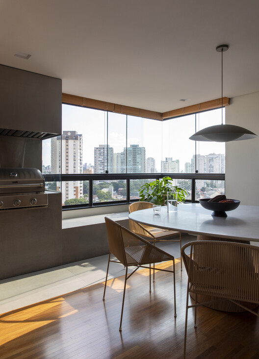 Ariramba Apartment / Estúdio BRA Arquitetura - Интерьерная фотография, Кухня, Стол, Стул, Столешница, Окна, Балка