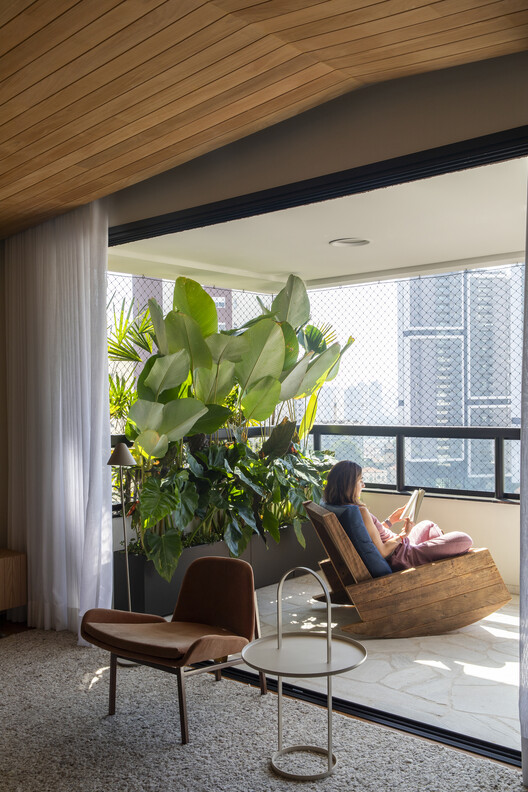 Ariramba Apartment / Estúdio BRA Arquitetura - Интерьерная фотография, Гостиная, Окна, Стул