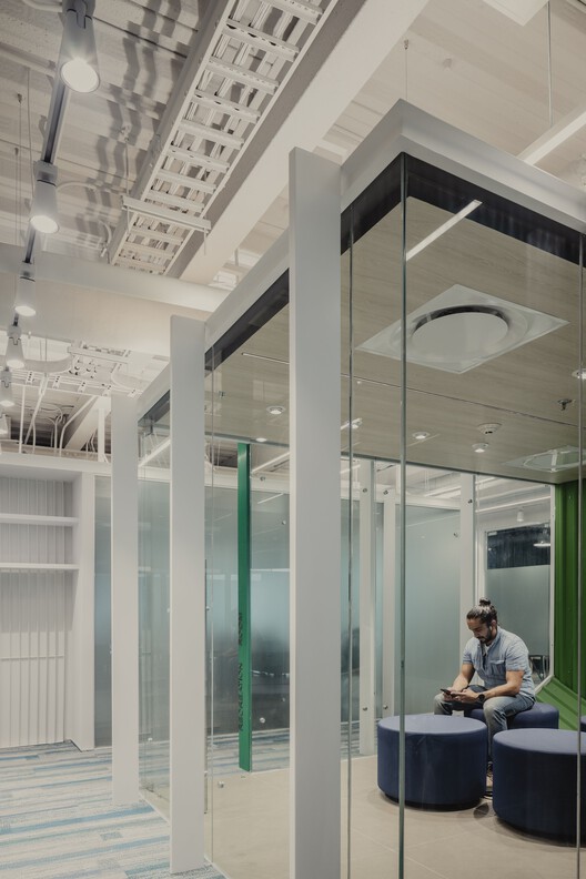 Corporativo IS 19 Offices / Prototype Architecture Studio - Интерьерная фотография, стекло
