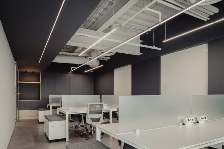 Corporativo IS 19 Offices / Prototype Architecture Studio - Интерьерная фотография, Стол, Освещение, Стул