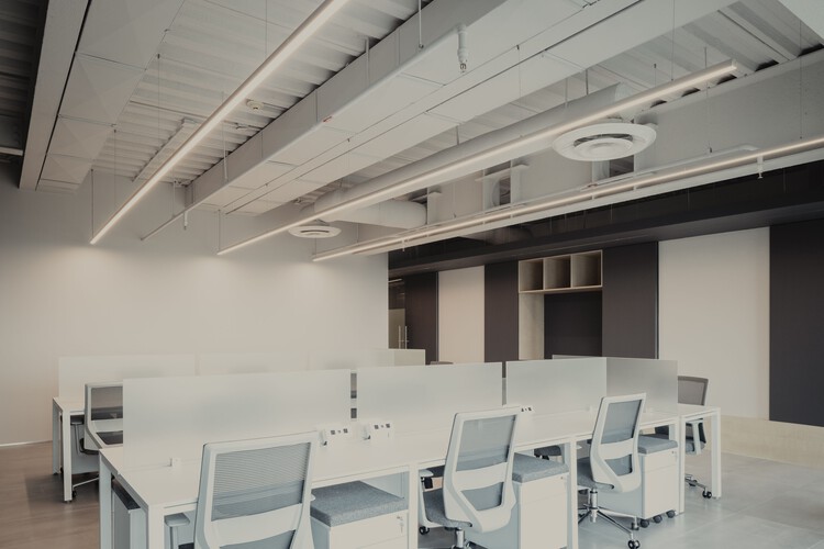 Corporativo IS 19 Offices / Архитектурная студия Prototype - Интерьерная фотография, стул, окна
