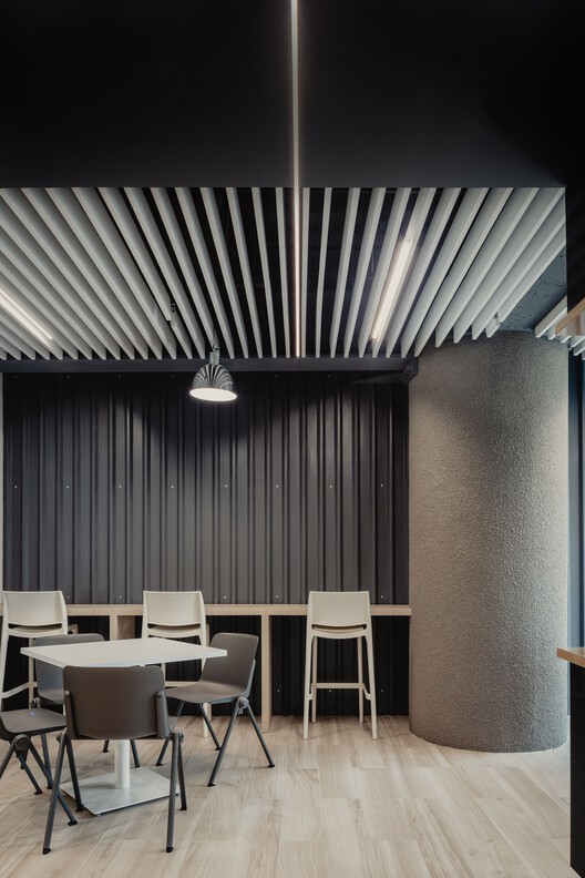 Corporativo IS 19 Offices / Prototype Architecture Studio - Интерьерная фотография, Столовая, Стул, Стол