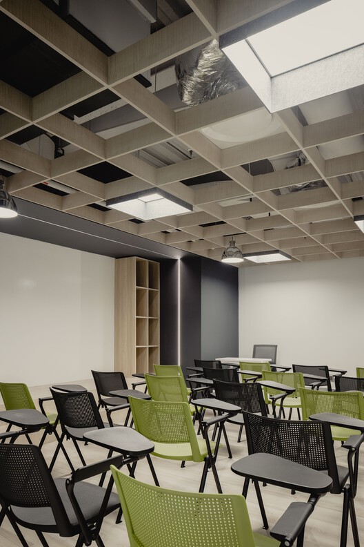 Corporativo IS 19 Offices / Prototype Architecture Studio - Интерьерная фотография, Столовая, Стол, Стул