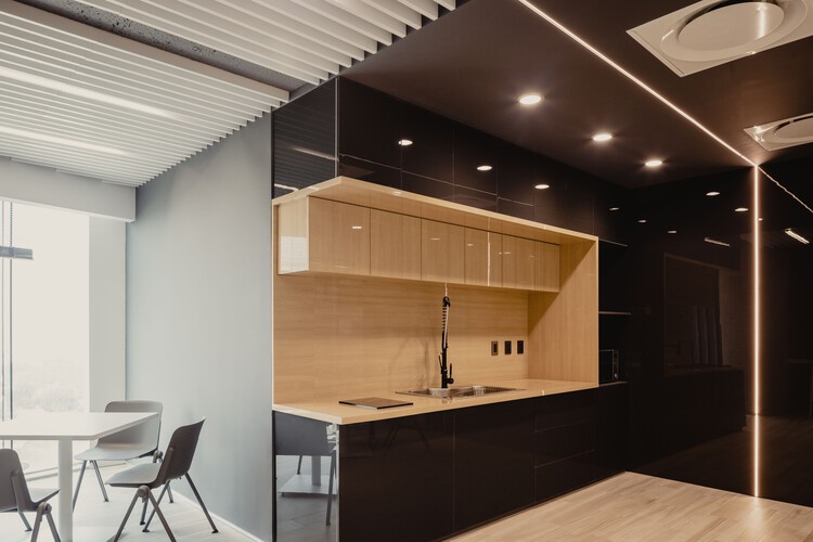 Corporativo IS 19 Offices / Архитектурная студия Prototype - Интерьерная фотография, Кухня, Стол, Столешница, Раковина, Стул, Балка