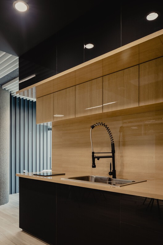Corporativo IS 19 Offices / Архитектурная студия Prototype - Интерьерная фотография, Кухня, Раковина, Столешница