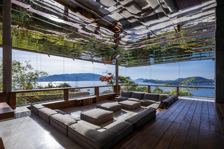Sky Villa / MM++ architects - Интерьерная фотография, Гостиная, Диван, Окна, Стол, Патио