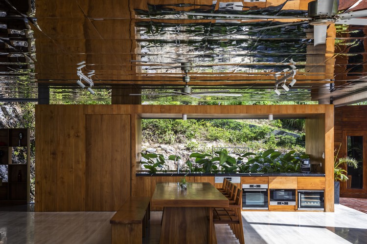 Sky Villa / MM++ architects - Интерьерная фотография, кухня, дерево, балка, окна