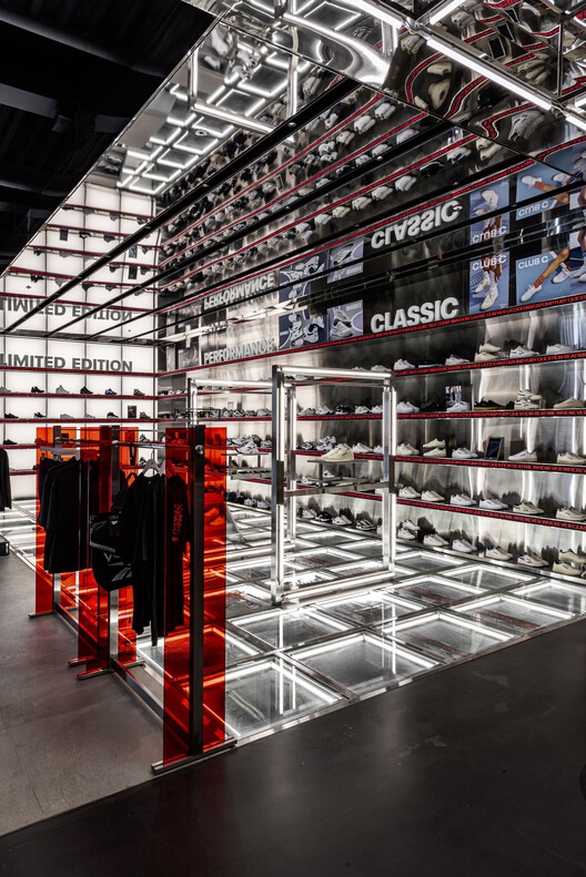 Флагманский магазин Reebok / Лаборатория дизайна NiiiZ - Интерьерная фотография, Балка, Сталь