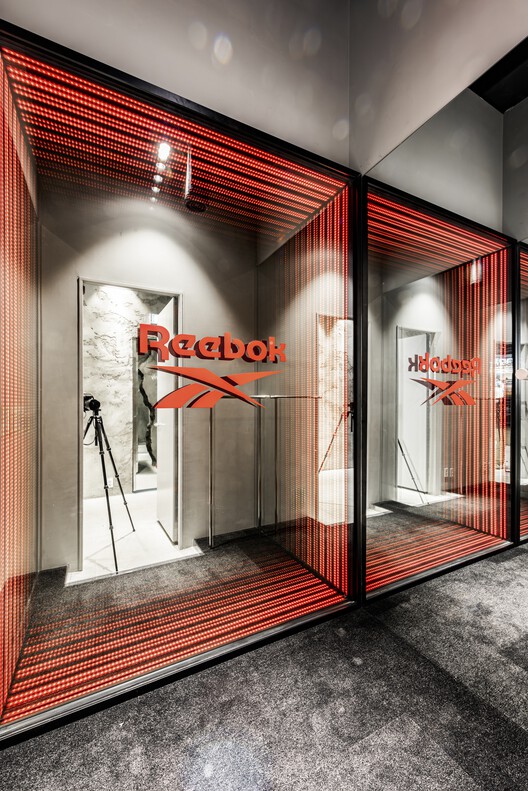 Флагманский магазин Reebok / Лаборатория дизайна NiiiZ - Интерьерная фотография, освещение