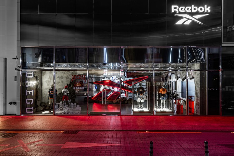 Флагманский магазин Reebok / Лаборатория дизайна NiiiZ - Интерьерная фотография