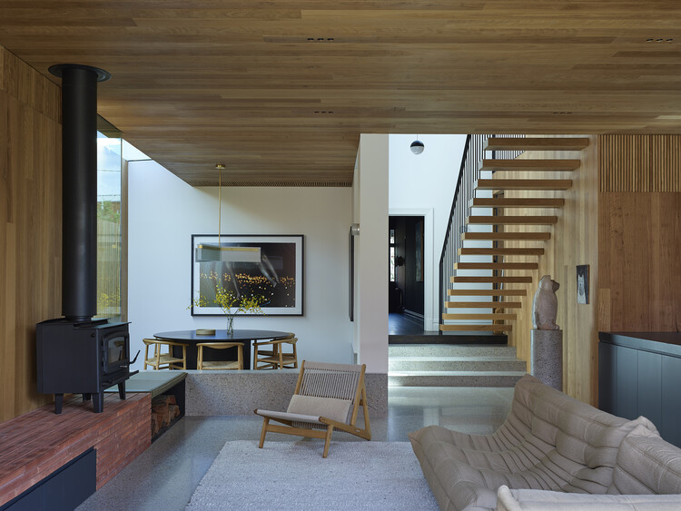 Northside House / Wellard Architects - Интерьерная фотография, диван, балка