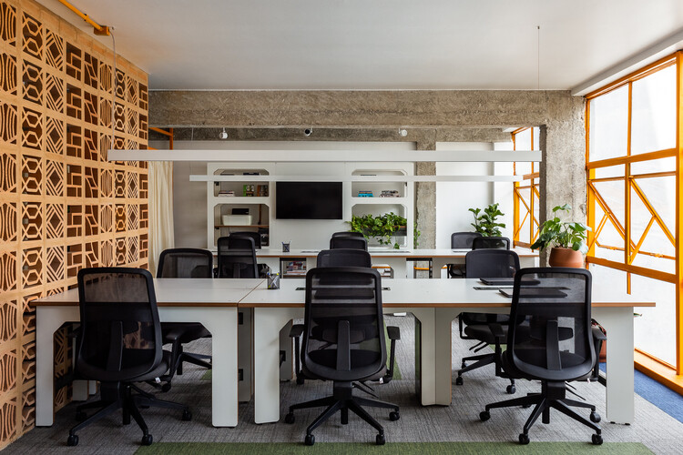 Cobogó Relações Públicas Offices / SuperLimão - Интерьерная фотография, Столовая, Стол, Окна, Стул