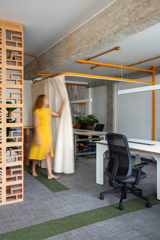 Cobogó Relações Públicas Offices / SuperLimão - Интерьерная фотография, Гардероб, Стул