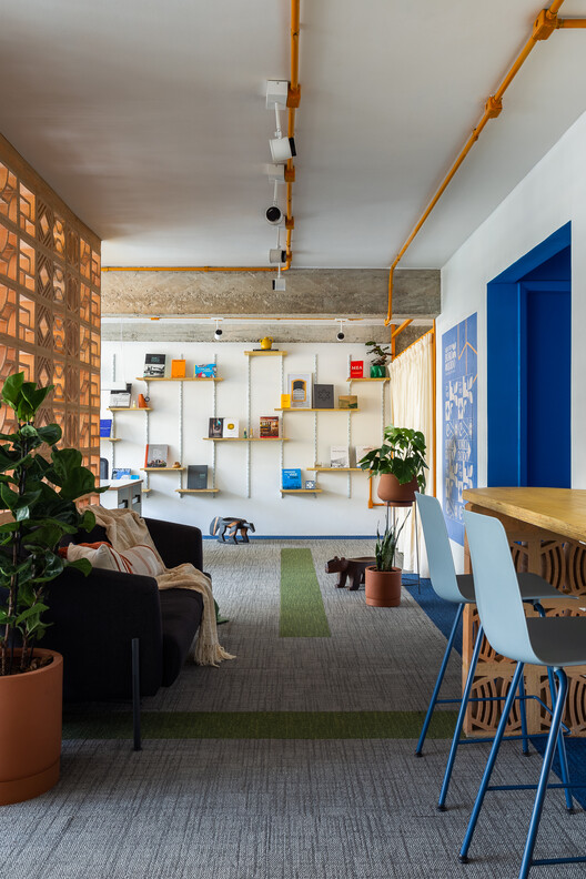 Cobogó Relações Públicas Offices / SuperLimão - Интерьерная фотография, Столовая, Стол, Стул, Окна