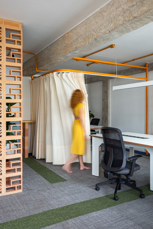 Cobogó Relações Públicas Offices / SuperLimão - Интерьерная фотография, Гардероб, Стул