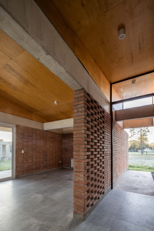 Grid House / Estudio VA arquitectos - Интерьерная фотография, Балка, Кирпич