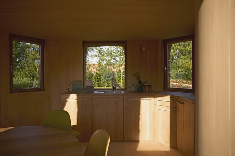 Tane Garden House / Atelier Tsuyoshi Tane Architects - Интерьерная фотография, окна, столешница, раковина, стул