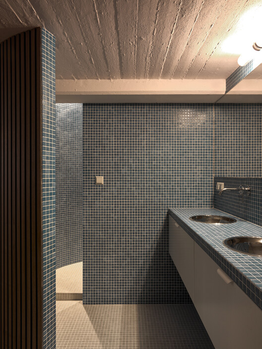 Garage Loft Delfshaven / Kumiki - Интерьерная фотография, Ванная, Раковина, Стекло