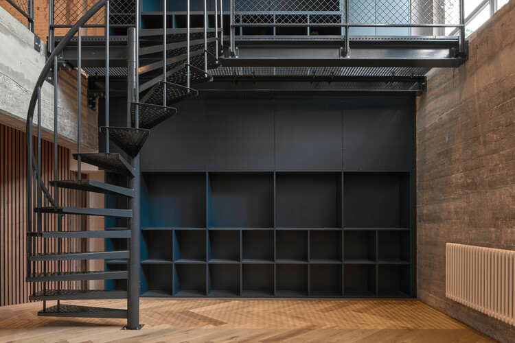 Garage Loft Delfshaven / Kumiki - Интерьерная фотография, Гардероб, Фасад, Перила