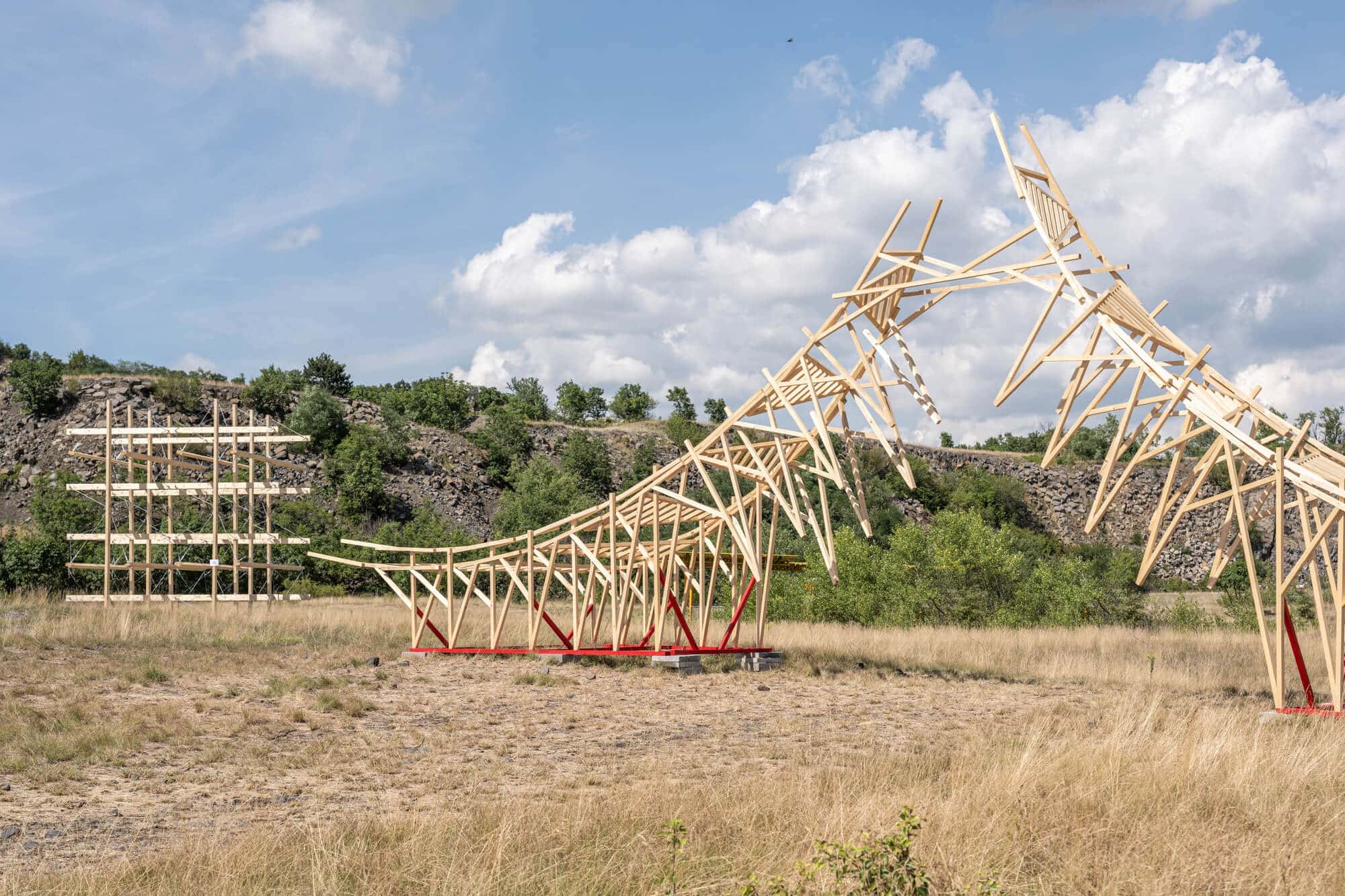 Саммит строителей Hello Wood экспериментирует со строительными технологиями, чтобы возродить заброшенный карьер в Венгрии