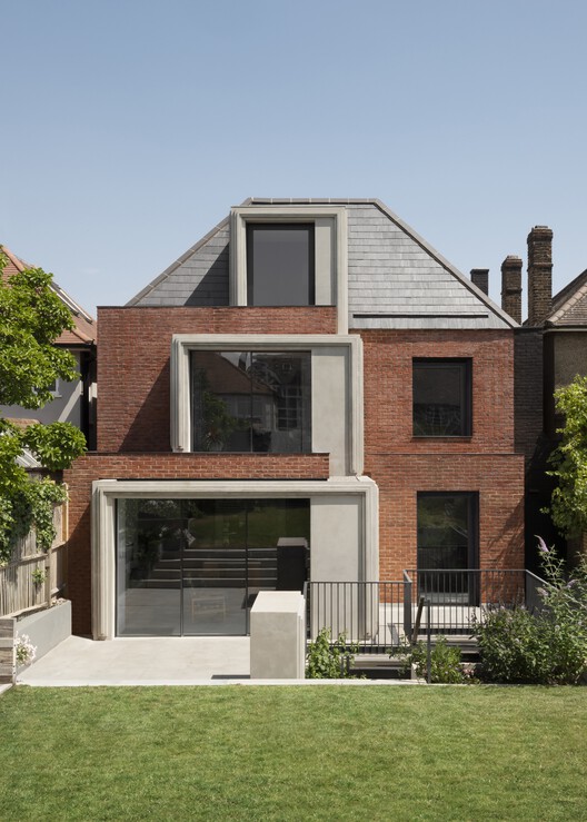 Cast House / Bureau de Change Architects - Фото экстерьера, Окна, Кирпич, Фасад
