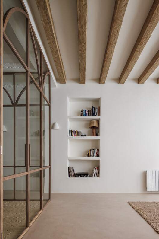 Brisa Home / Volca Interiores - Интерьерная фотография, Гардероб, Стеллаж, Балка, Окна, Перила