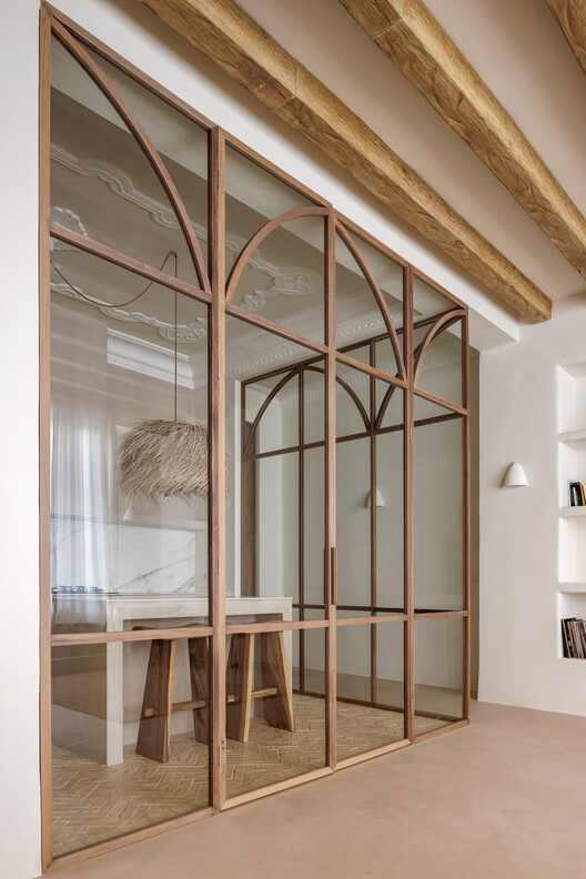 Brisa Home / Volca Interiores - Интерьерная фотография, Окна, Балка, Стул