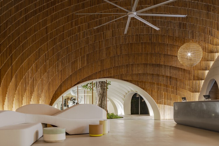 Holiday Inns Samui Lobby / Onion - Интерьерная фотография, Арка, Луч