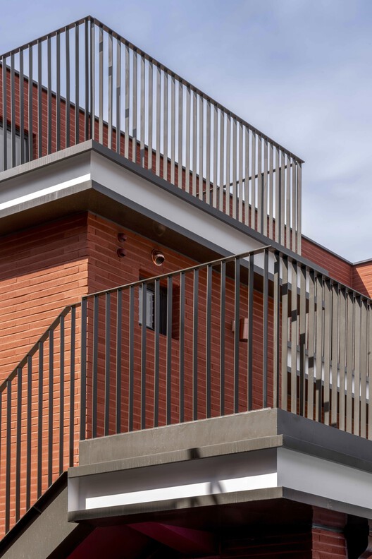 Здание На-Бом / Donggarm Architecture, Inc. - Наружная фотография, Кирпич, Фасад, Перила, Балкон