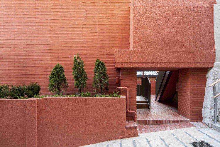 Здание На-Бом / Donggarm Architecture, Inc. - Интерьерная фотография, Кирпич, Фасад