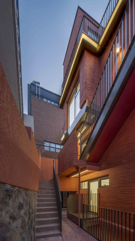 Здание На-бом / Donggarm Architecture, Inc. - Внешняя фотография, Лестницы, Окна, Кирпич, Фасад, Перила