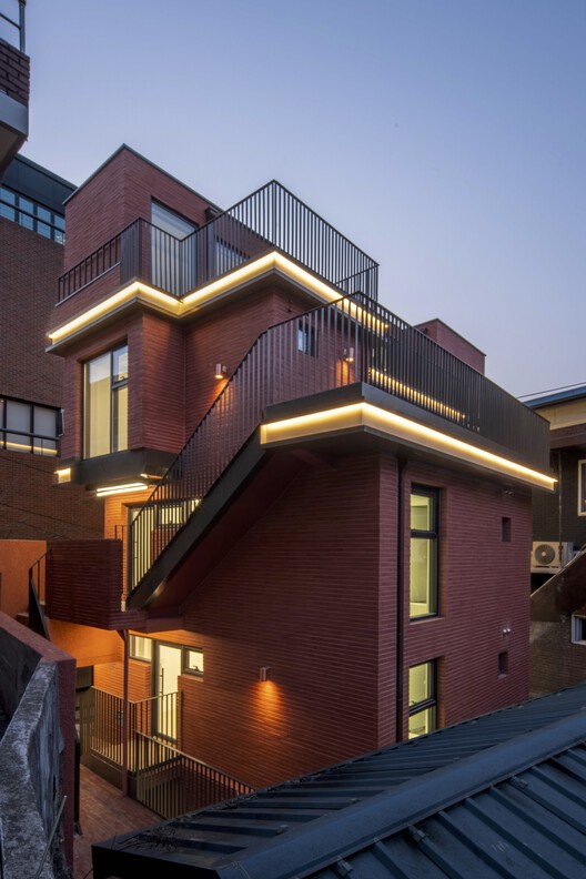 Здание На-бом / Donggarm Architecture, Inc. - Экстерьерная фотография, окна, фасад, перила