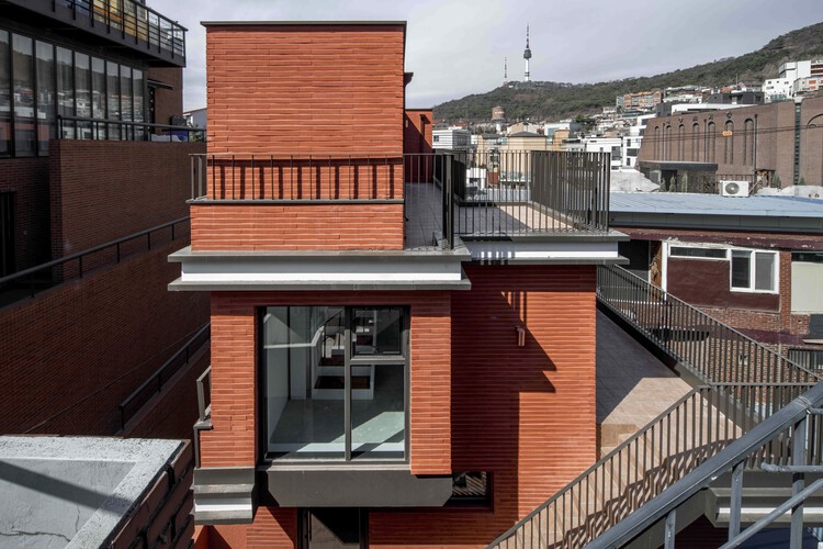 Здание На-бом / Donggarm Architecture, Inc. - Экстерьерная фотография, окна, кирпич, фасад