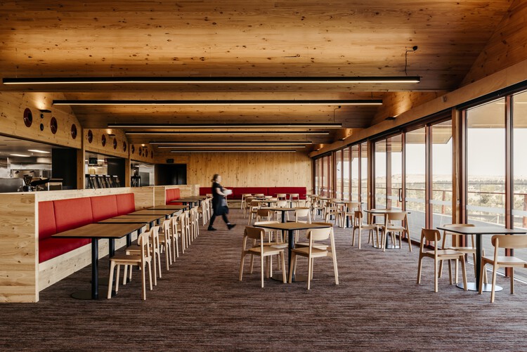   Фермерский дом Iron Creek Bay / Misho and Associates - Интерьерная фотография, Столовая, Стол, Стул