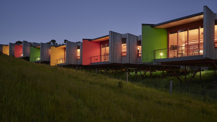  Фермерский дом Iron Creek Bay / Misho and Associates - Экстерьерная фотография, окна, фасад