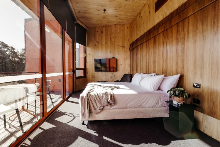   Фермерский дом Iron Creek Bay / Misho and Associates - Внутренняя фотография, спальня, кровать, балка