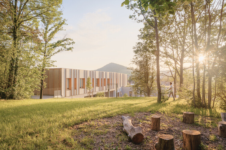 La Croze School / rue royale architectes - Экстерьерная фотография, Лес, Сад
