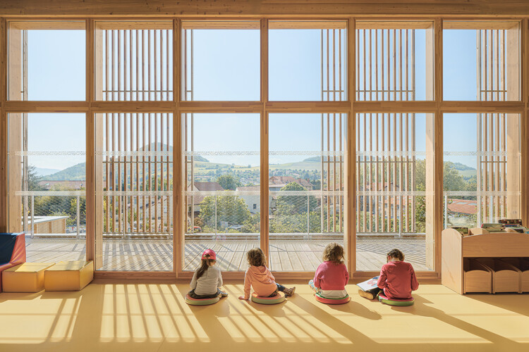 La Croze School / rue royale architectes - Интерьерная фотография, Окна, Дерево, Стул
