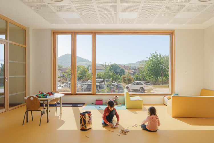 La Croze School / rue royale architectes - Интерьерная фотография, Окна, Стол, Стул