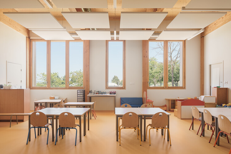 La Croze School / rue royale architectes - Интерьерная фотография, Столовая, Стол, Окна, Стул