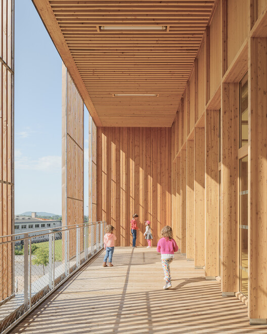 La Croze School / rue royale architectes - Интерьерная фотография, Фасад, Перила, Колонна