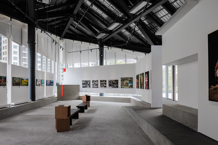 Meizhou New Town Art Space в Meishan / Atelier Sizhou - Интерьерная фотография, гостиная, окна, балка