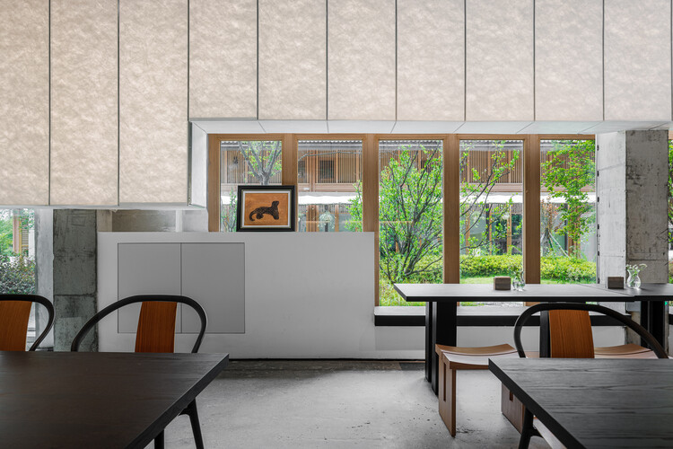 Meizhou New Town Art Space в Meishan / Atelier Sizhou - Интерьерная фотография, стол, окна, стул