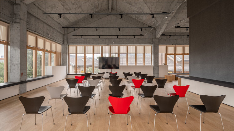Meizhou New Town Art Space в Meishan / Atelier Sizhou - Интерьерная фотография, Гостиная, Стул, Стол, Окна, Балка